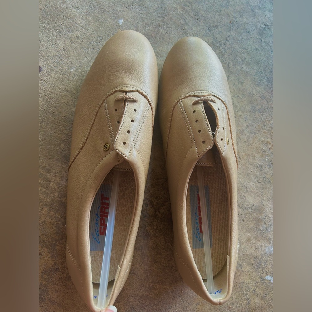 Genuine leather easy spirit tan loafers. Not worn but tried on.